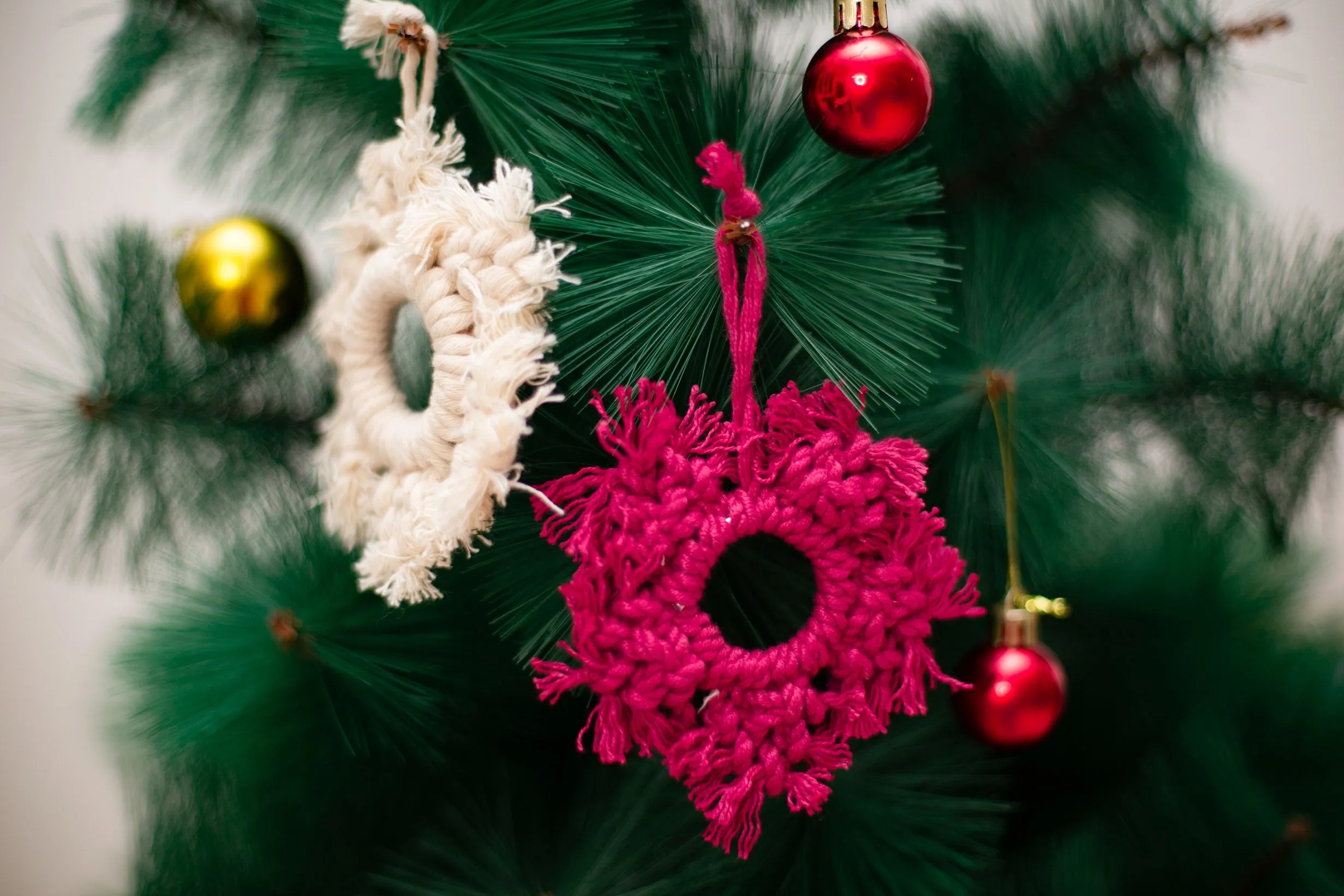 DecoTalk Macrame Christmas Tree Ornament - Star Set of 2 Color White and Red