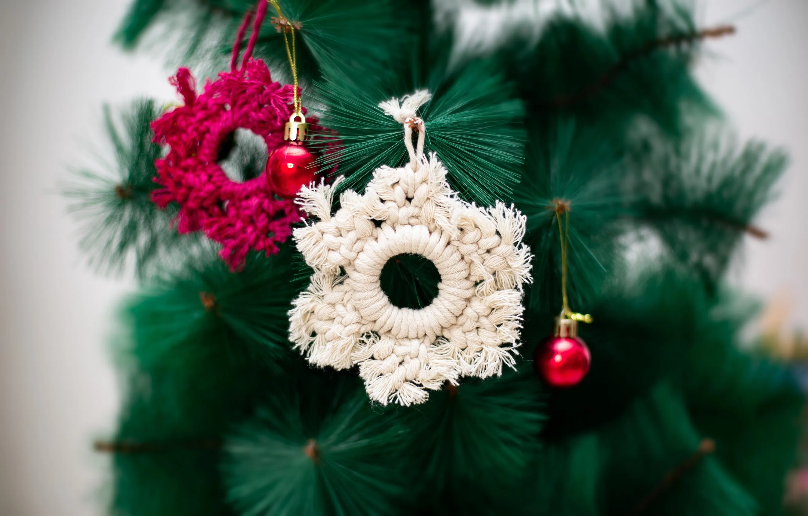 DecoTalk Macrame Christmas Tree Ornament - Star Set of 2 Color White and Red